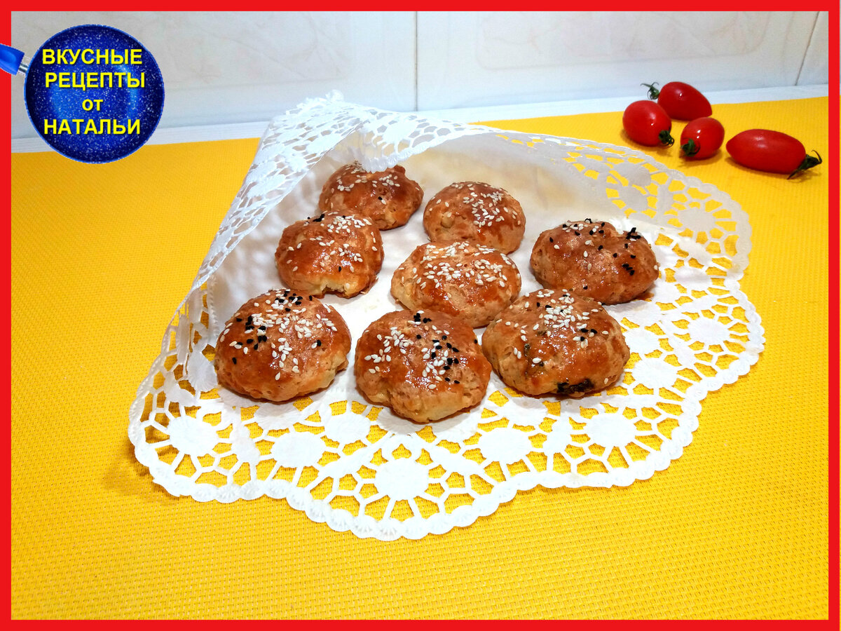 Предлагаю очень вкусное сырное печенье.Оно будет прекрасным дополнением к вашему чаепитию в кругу друзей.Рецепт вкусного печенья очень простой и легкий.

ИНГРЕДИЕНТЫ:
Мука -250 гр
Яйца – 1 шт
Натуральный греческий йогурт – 100 гр
Растительное масло  - 80 мл
Сыр Фета – 170 гр
Разрыхлитель – 1 ч.л.
Сахар – 0,5 ч.л.
Вяленые помидоры – 3 – 4 шт
Петрушка
Для смазывания:
Желток – 1 шт
Сезам

