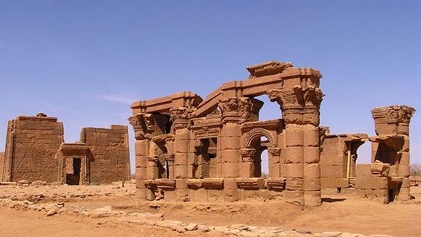 Адулис. В ходе археологических раскопок был обнаружен древний город Адулис и порт, носящее такое же название, так как находится на побережье Красного моря. Находятся раскопки города в Эритрее в 30 километрах от города Массауа. 
В 1840 году французская экспедиция, под руководством Виньо и Петти, провели первоначальную съемку предполагаемых археологических мест и отметили места трех сооружений, по их мнению, считающихся храмами. В 1868 году военная экспедиция под руководством Напьера откопали несколько зданий, среди которых была церковь византийского типа.В 1906 году уже немецкая экспедиция под началом Сандстрема обнаружила крупное здание, которое назвали "дворцом Адулиса". В последующих раскопках обнаружили еще несколько таких сооружений и обычные жилые дома времен расцвета жизни самого города Адулис.

В наше время раскопки прекратились спонсироваться, поэтому город таит в себе еще множество тай, которые рано или поздно человечество обнаружит. А сейчас можно только полюбоваться тем небольшим количеством сооружений, которые удалось раскопать почти за два столетия.