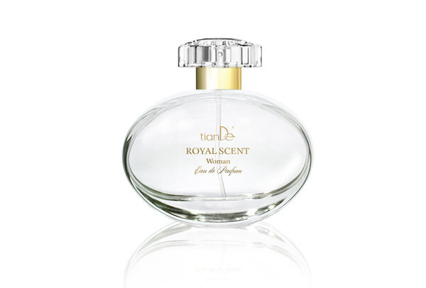 Парфюмерная вода от tianDe также станет отличным подарком. Многогранный роскошный аромат Royal Scent наполнен свежестью и легкостью, он с первых нот окутает нежным благоуханием фруктов, цветов и зеленой листвы. Лакомые аккорды спелых яблок искусно приправлены свежестью листьев белого чая и экзотикой душистого бергамота. «Сердце» композиции усыпано лепестками роз, фрезии и фиалок. Стойкий завораживающий шлейф соткан из тонких теплых нитей мускуса и кедра, украшен теплыми аккордами янтаря. Заказать можно на сайте tiandebeauty.info