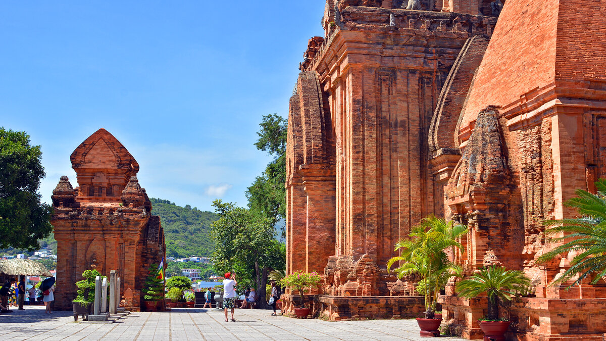 Чамские башни По Нагар - храмовый комплекс государства Тямпа, существовавшего 1000 лет назад на территории современного города Нячанг.  Фото автора, апрель 2017г.