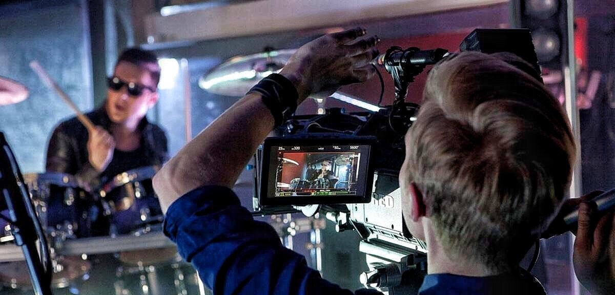 Съемка клипа музыкантов. Экспонат клип. Съёмочная группа для клипа. Лабутены ленинград. Съемки клипа.