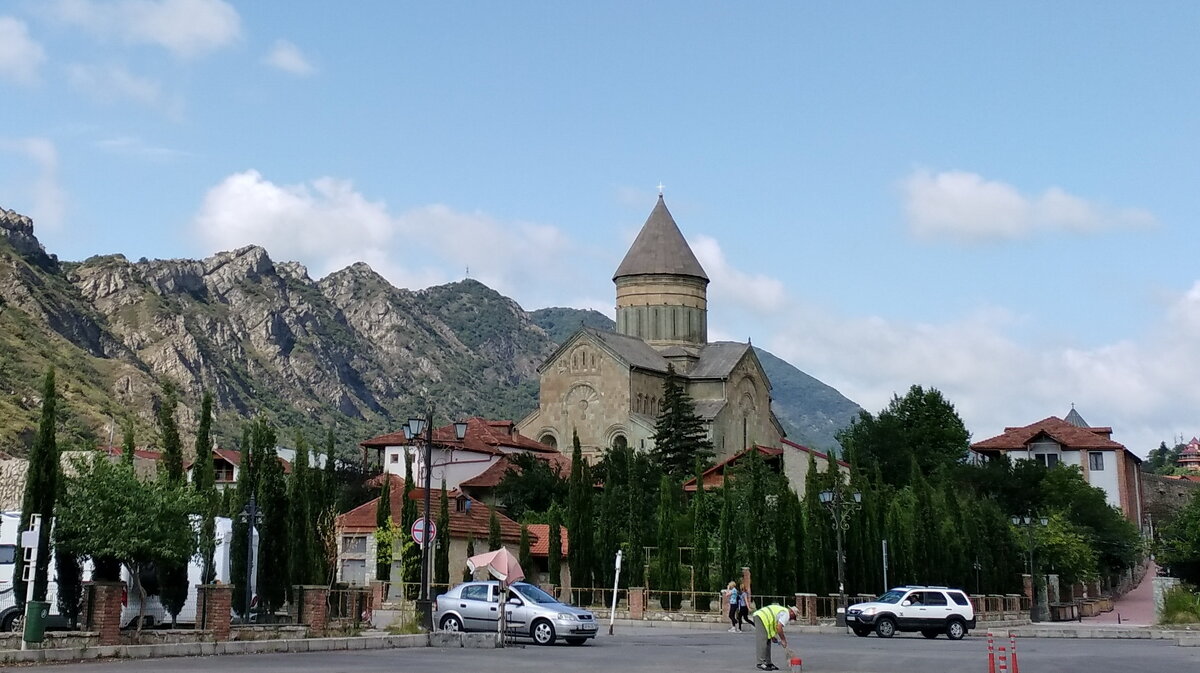 Народное название храма с грузинского переводится как "Чудотворный Столп".