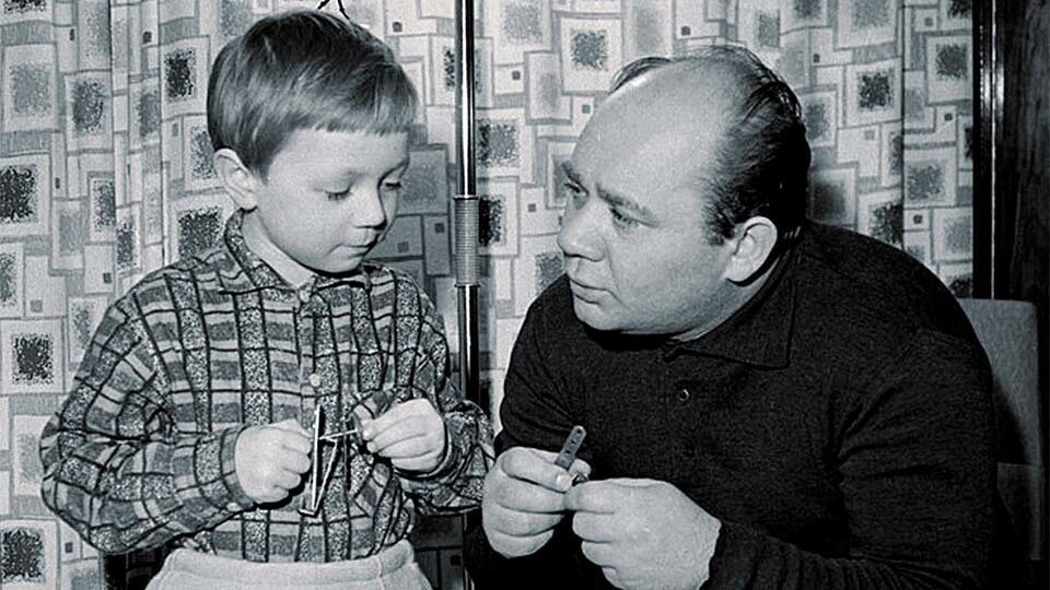 Евгений Павлович Леонов с сыном Андреем (фотография 1967-1968 года)