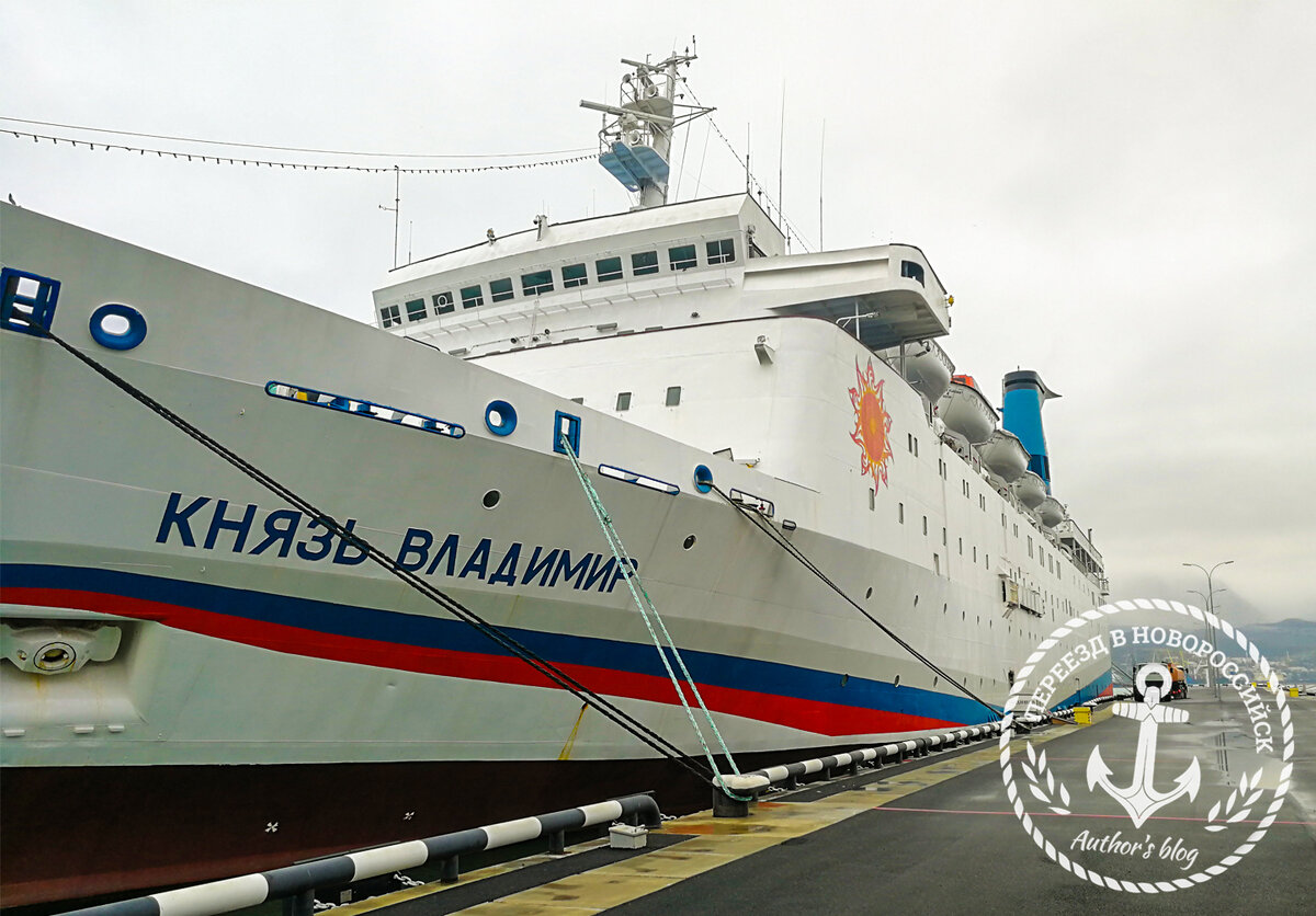 Круизный лайнер на зимовке в Новороссийске