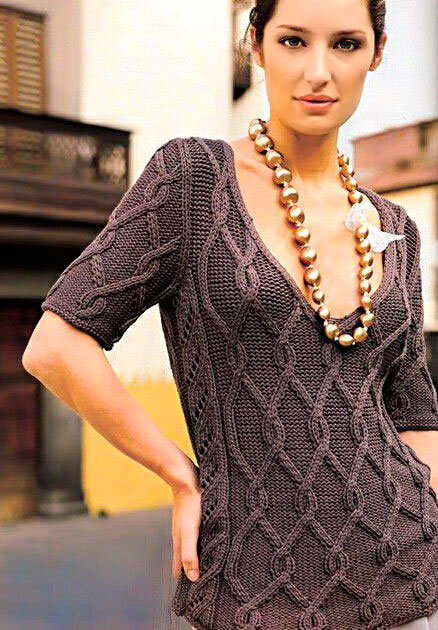 Пуловер с глубоким декольте