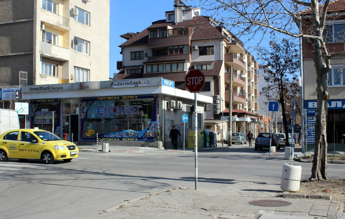 Утро, булевард Васил Левски, Благоевград. Болгария - март 2019 г. Плюс 16 градусов