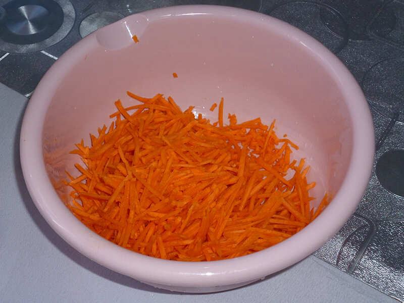 Натираем морковь