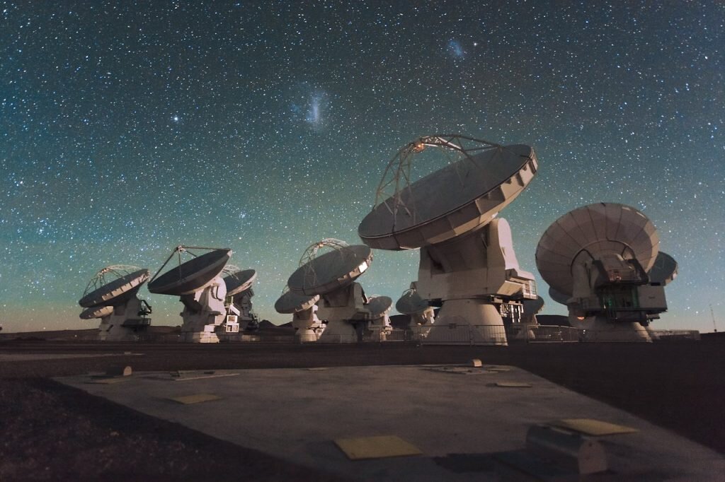 Сеть радиотелескопов ALMA в пустыне Атакама в Чили. Credit: ESO/C. Malin