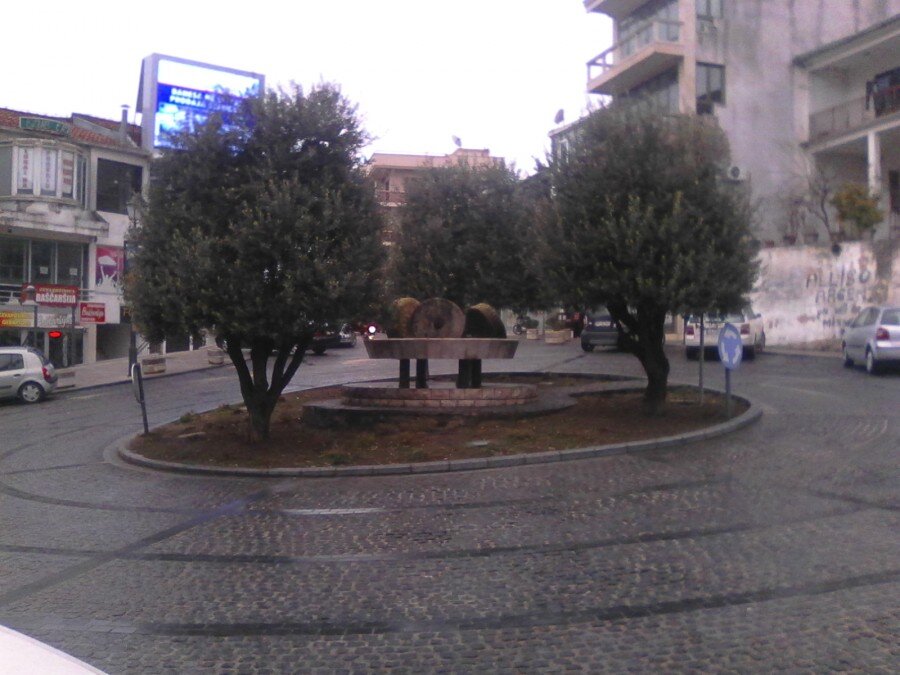 Ульцинь. Памятник жерновам