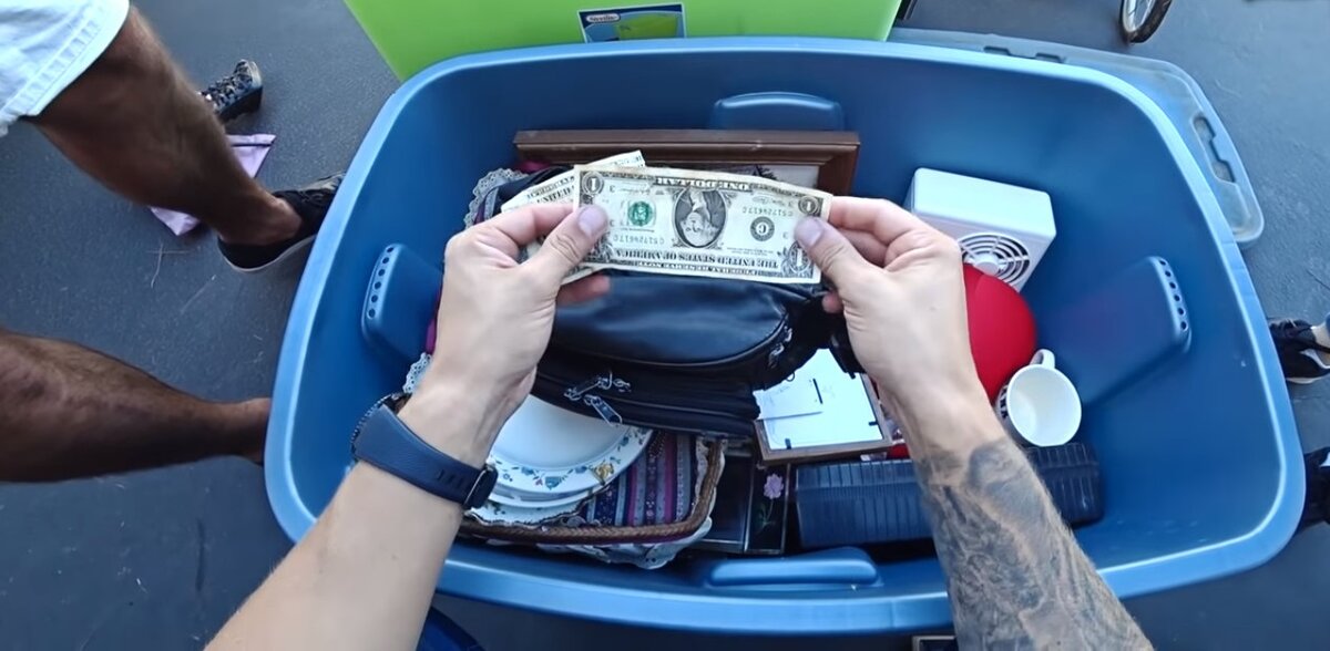 Вот и первая прибыль пришла, целых 2$ в сумке, плюс много мелочи.