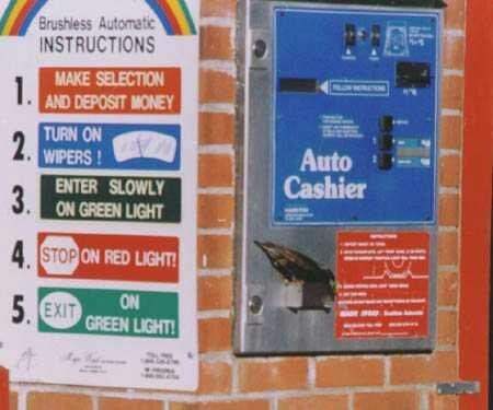  Птица сидит на апарате по приему монет

