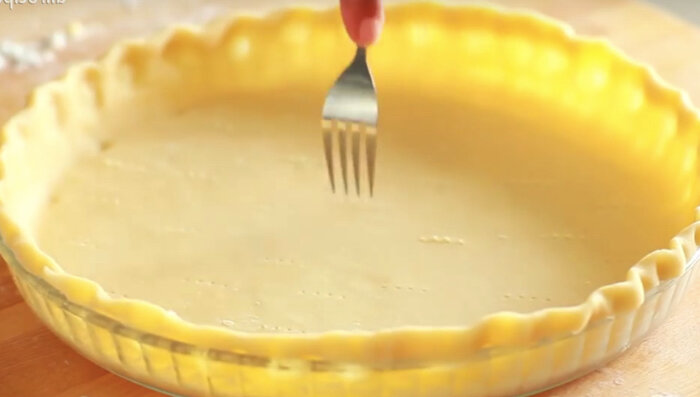 Наколите дно вилкой