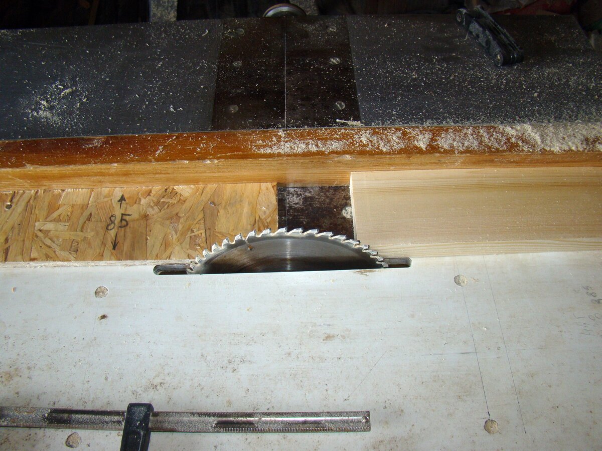 Обрезка второй раз после фуговки - на ширину 85 мм. Опять использую шаблон для установки бокового упора. Такие шаблоны у меня изготовлены по каждому размеру.