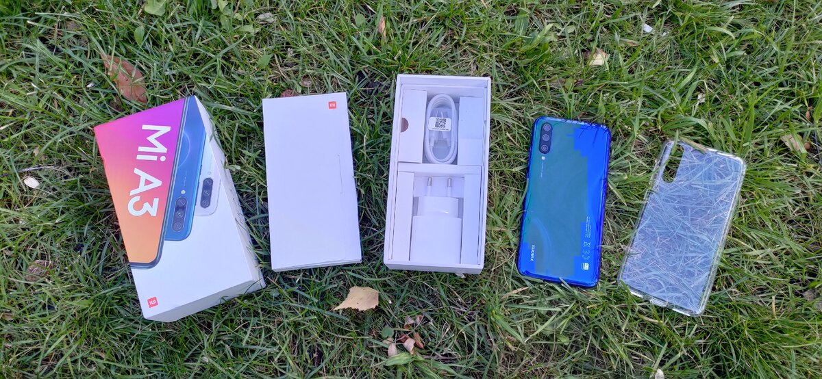 Комплектация смартфона. Обратите внимание в комплекте есть защитный бампер