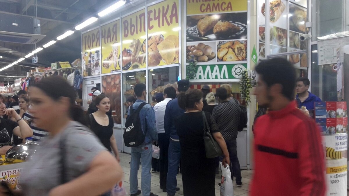 Около палатки с выпечкой толпа среднеазиатов. Ждут пока испекут лаваш толстый.