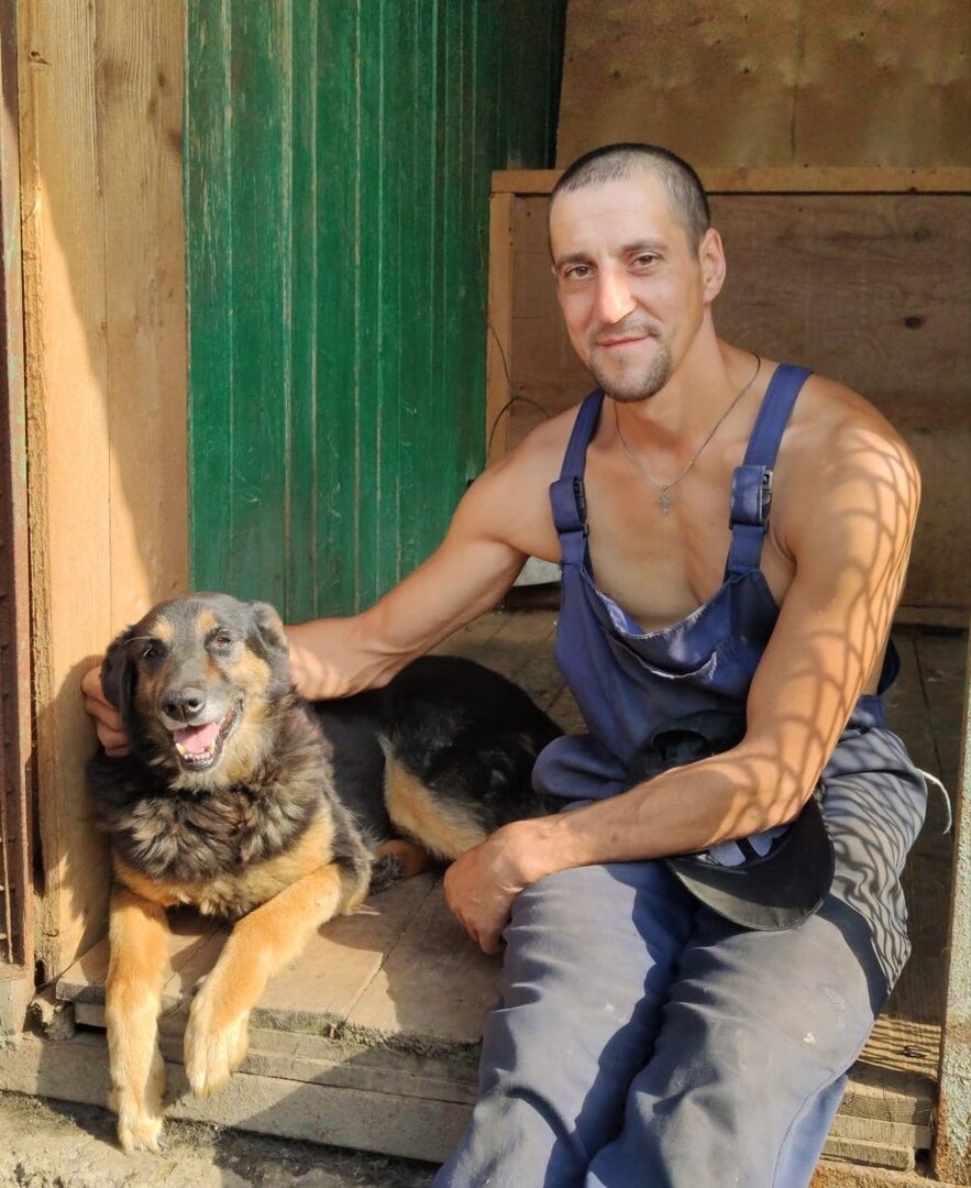 Сегодня до сих пор многие считают, что вся проблема или процветание в приютах для бездомных животных - это администрация. Конечно возможности и ресурсы там. Но есть еще один очень главный ресурс в приютах - рабочие, за которыми закреплены собаки.

Что они делают и за что получают зарплату?
Требования к рабочим по регламенту: выгул, вода, еда, уборка. В регламенте нет пункта, что рабочий должен любить животное. То, что ему нельзя вредить, да. Но любить или не любить, такого нет. 

Сегодня мы хотим рассказать об Сергее, который работает в нашем приюте и ухаживаем за собаками. В его ряду их около 145. Первое время, когда мы приходили, наши опекаемые собаки делали вид, что его не слышали или просто дурачились. А вот спустя несколько месяцев, что в ряду появился папа🤓
Знаете, очень видно по собакам, как к ним без наше отсутствие относится рабочий. Если рабочий угрюмый и просто делает по схеме, убрал вольер-налил-воды-досыпал еды, то собаки таких сторонятся. А когда с ними разговаривают, гладят, любят, не побоимся этого слова, то в наш волонтерский день собаки разрываются между папкой и нами😅

Это значит в наше отсутствие у них есть доброе слово, теплая и ласковая ладонь. Вы думаете они больше переживают, что не лежат на дорогих лежаках? Они переживают, когда их не любят ☝🏻

Мы хотим в нашей группе рассказать, что есть такой Сергей, который не просто работает в приюте, а помогает собакам встречать новый день без страха. Этот человек не делает чего то сверхъестественное. Но таких людей очень мало в приютах. И если бы таких Сережек было на всех опекаемых животных, в приютах почти не осталось бы пугляшек. Не осталось бы столько израненных сердец, смотрящих из года в год, в угол дощатого вольера.
Большое, человеческое и лохматое спасибо!
#ПриютСолнцево #собакаждетчеловека #приютдлябездомныхсобак 
 
Мы в интернете! 
ВКонтакте: https://vk.com/find_sun_dog 
Фейсбук: https://www.facebook.com/PriutSolntse..... 
Одноклассники: https://ok.ru/group/54302983913478 
Инстаграм: https://www.instagram.com/priut_solnt...