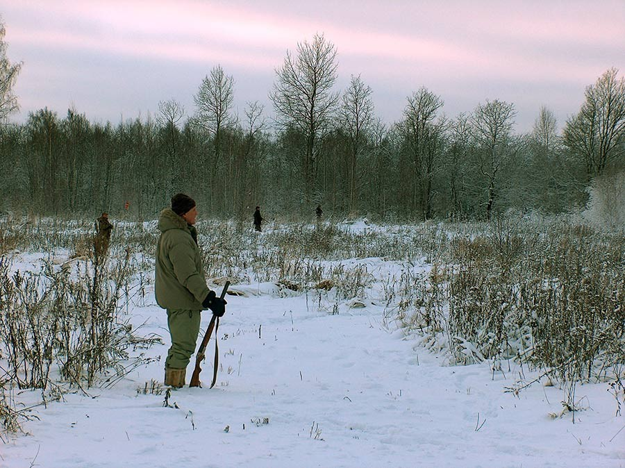 Охота в омской области 2024. Охота в лесу. Охота зимой. Охота в зимнем лесу. Охотник зимой.