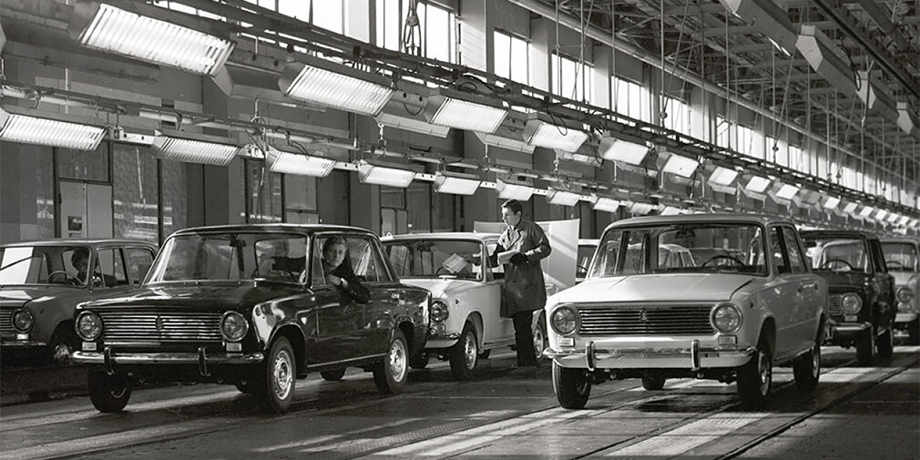 Строительство Волжского автомобильного завода началось в январе 1967 г., а первые шесть машин (две синих и четыре вишневых) сошли с конвейера 19 апреля 1970 года. Новый автомобиль ВАЗ-2101 получил имя «Жигули». На некоторых языках оно звучало неблагозвучно, так что экспортные машины назвали Lada. В народе новый автомобиль называли «единичка» или «копейка».