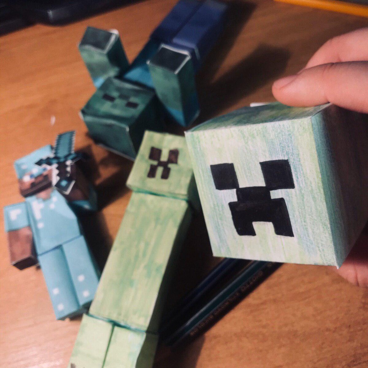 Ваш ребеночек сможет своими руками сделать себе игрушки. А еще этим можно увлечь целую группу деток, например, на празднике или в гостях)))