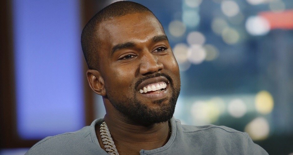 Kanye West смеется.