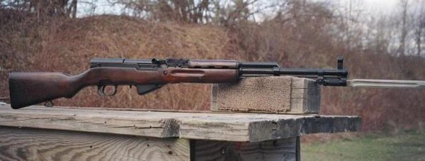 СКС со штыком в боевом положении