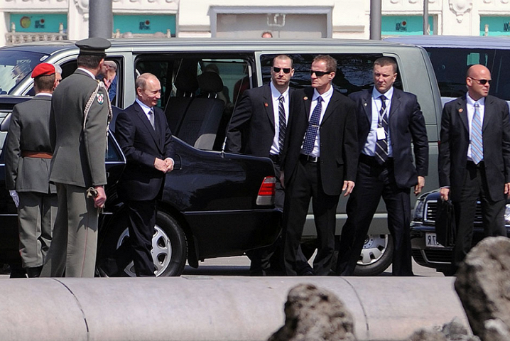 Солнцезащитные очки нужны, для того, чтобы зрению ничего и мешало и чтобы злоумышленник не знал, что за ним уже наблюдают.