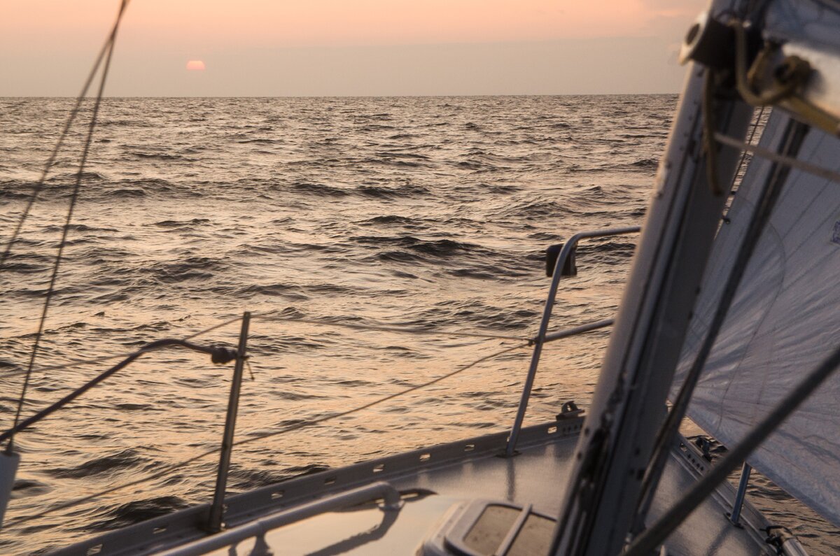 Рассвет в море