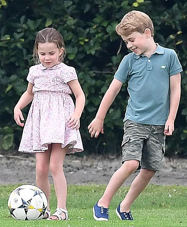 Принц Джордж учит Шарлотту играть в футбол и смеется над ней