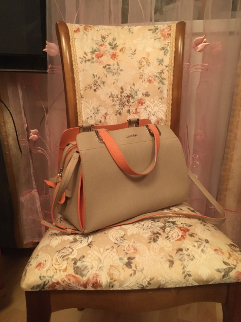 Eine moderne beige Handtasche