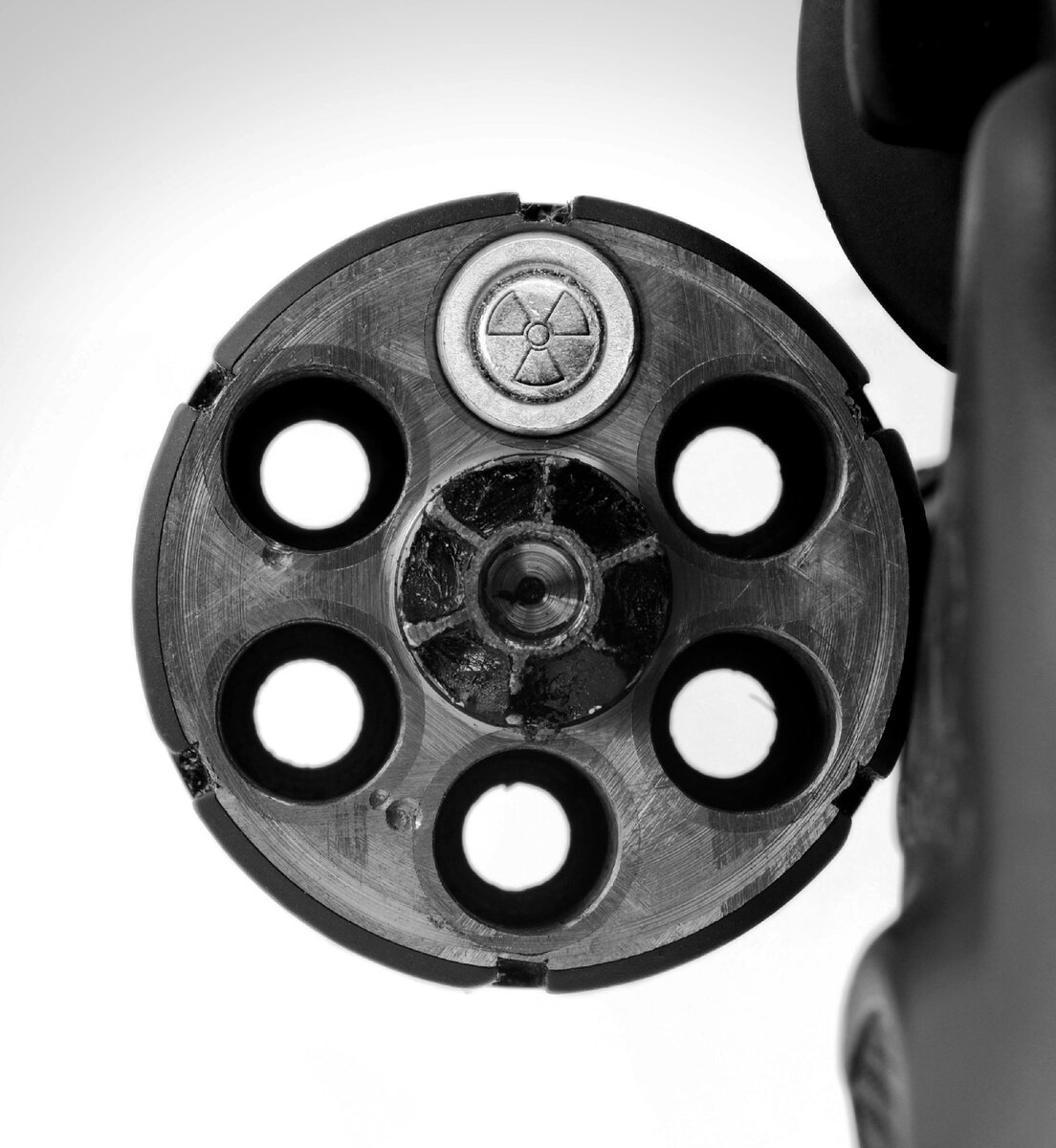 Кавказская рулетка револьвер. Фото из фильма русская рулетка. Человек играющий в русскую рулетку. Русская рулетка игра. Русская рулетка жертвы.