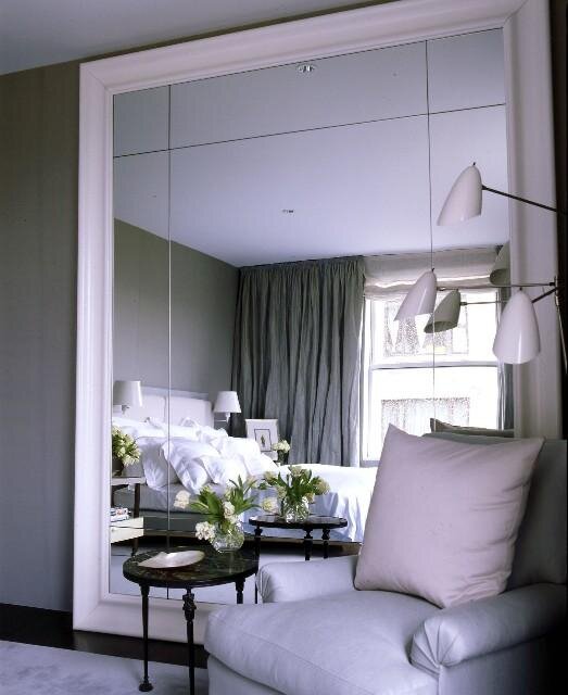 Большое зеркало напротив окна - классический прием 