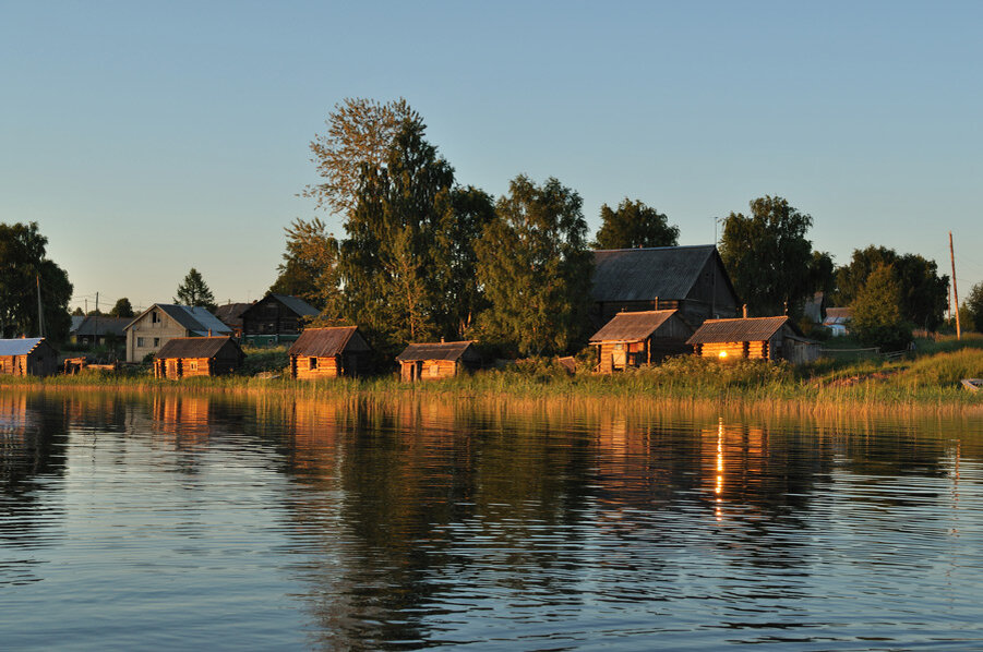 Деревня возле озера