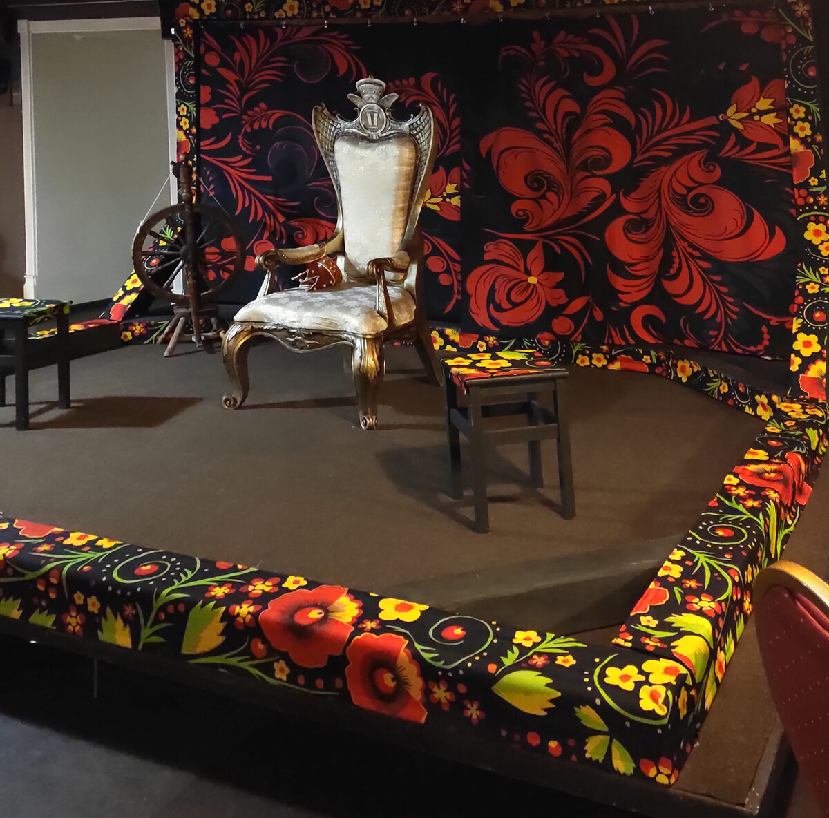 Сцена. Артист двигал фоновые занавеси, и так менял место действия.