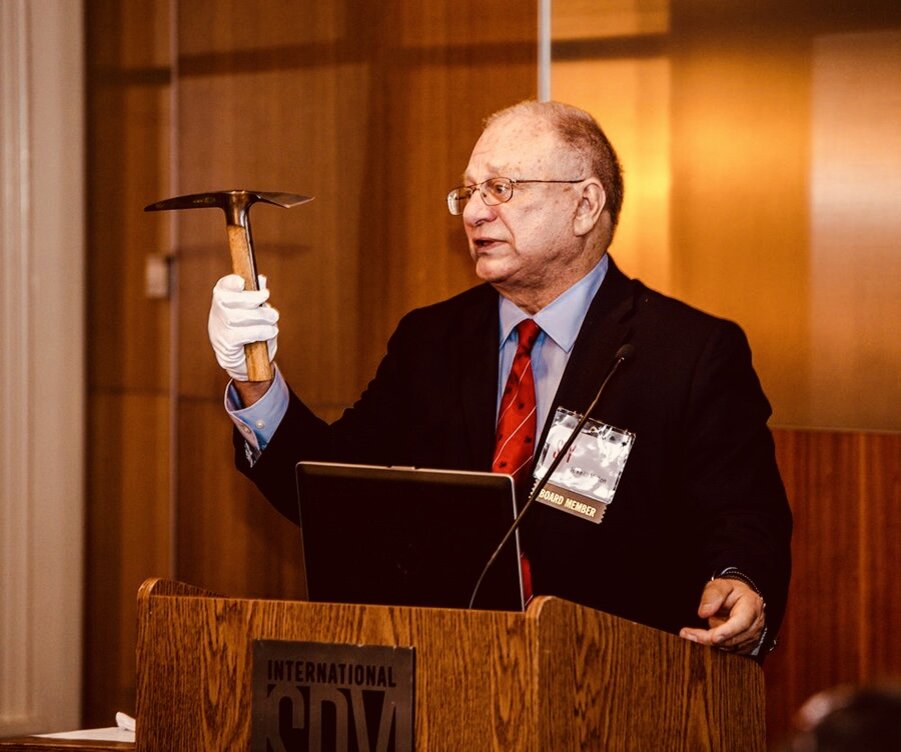 По сообщению ТАСС, ледоруб, которым 20 августа 1940 года, был смертельно ранен бывший народный комиссар по военным и морским делам СССР и экс-председатель Реввоенсовета Лев Троцкий, впервые за долгие годы будет выставлен в экспозиции Международного музея шпионажа в Вашингтоне