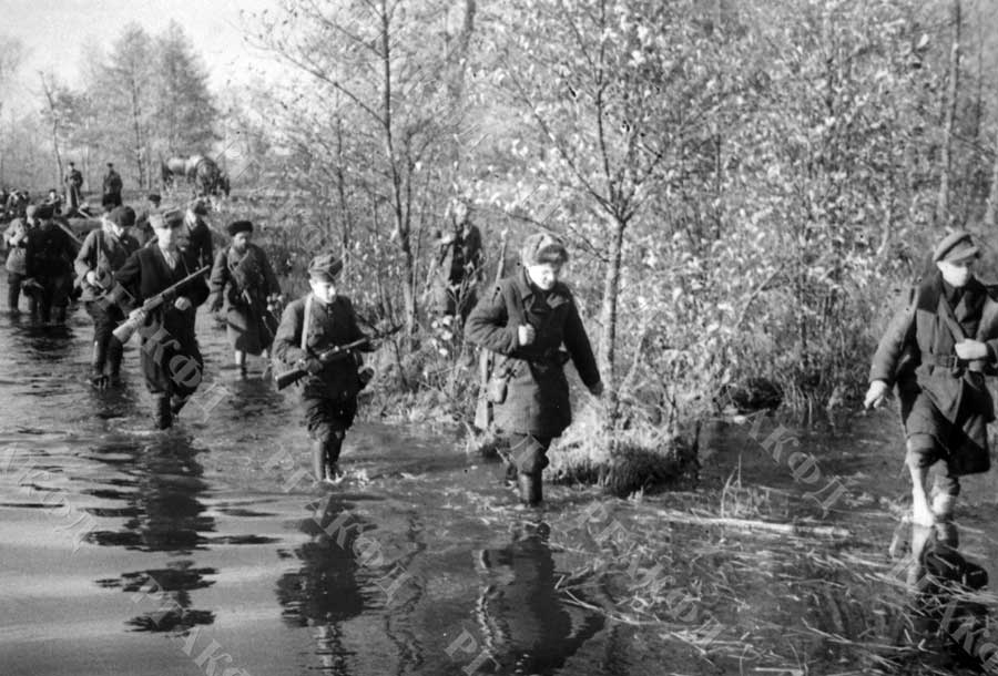 Бойцы одного из партизанских отрядов во время перехода через болото. Белорусская ССР. 1943 г. Фот. М.А. Трахман. РГАКФД. Арх. № 0-163678-ч/б