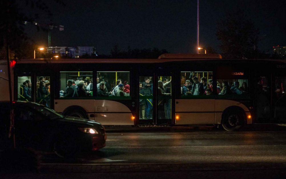 22 автобус ежедневно. Ночные автобусы. Автобус ночью. Общественный транспорт ночью. Вечер автобус.