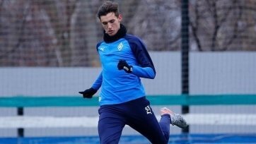 Фото: kc-camapa.ruЗащитник Никита Котин перед тем как перейти в ЦСКА, мог оказаться в «Сампдории». Итальянский клуб приглашал 17-летнего россиянина на просмотр, но владевшие правами на игрока «Крылья Советов» не отпустили его в Геную.
