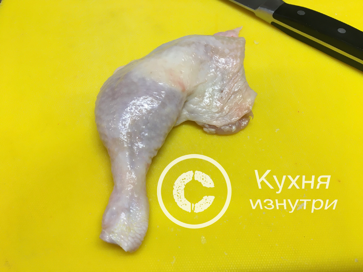 Вот, собственно обычный окорочёк. Цена в магазине варьируется в районе 150 рублей за килограмм.