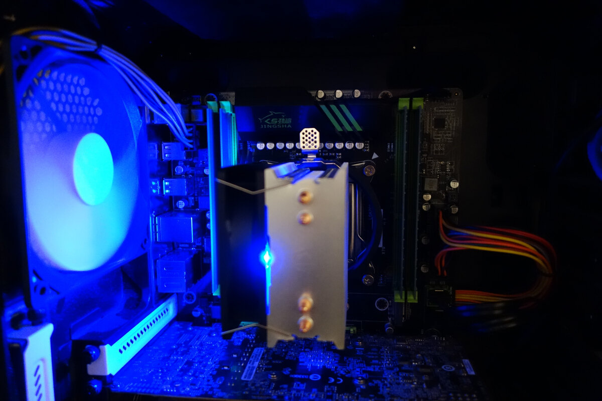 Результат: вот такой пришлось установить кулер с подсветкой :)