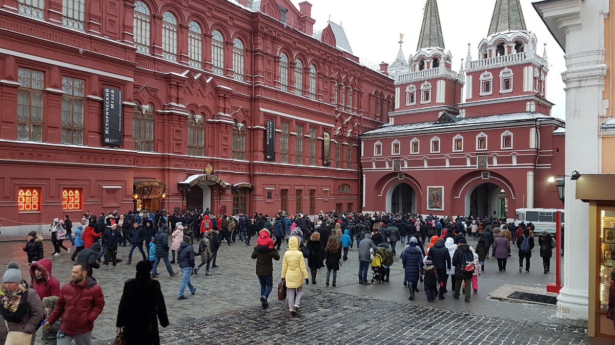 В центре Москвы всегда много людей, но  как правило это гости столицы. Чтобы понять какие люди живут в Москве, можно воспользоваться общественным транспортом. 