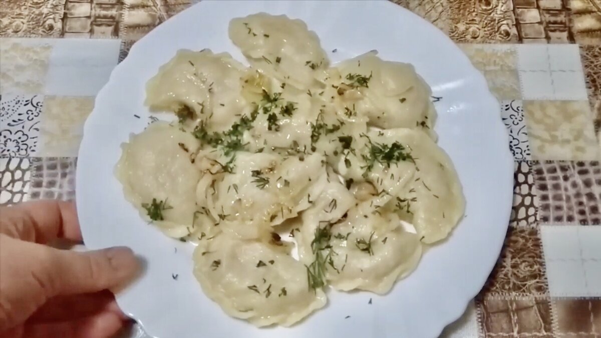 Всем доброго дня! Сегодня приготовим постное тесто для вареников, пельменей с любой начинкой,  которое не трескается при заморозке.