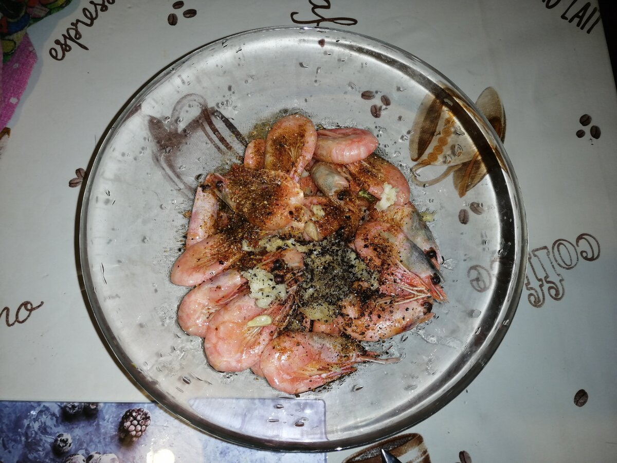 Креветки маринуются.