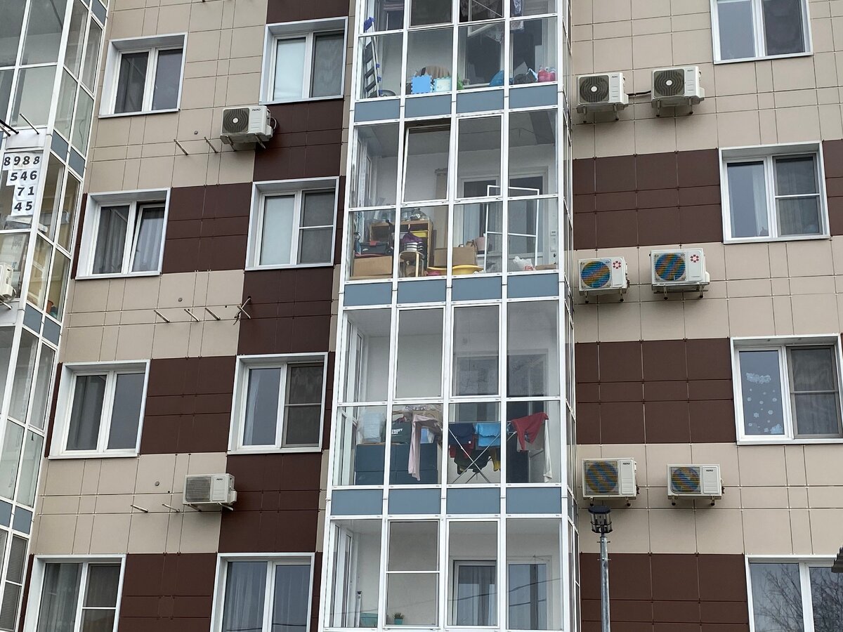 В итоге жильцы превращают балконы в кладовки с ненужными вещами.