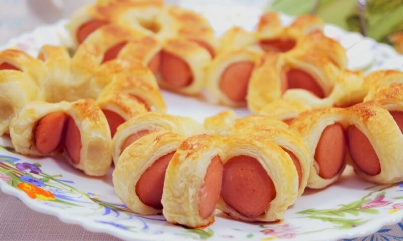 Готовим сосиски в тесте. Иллюстрация с сайта https://gotovim-tut.ru