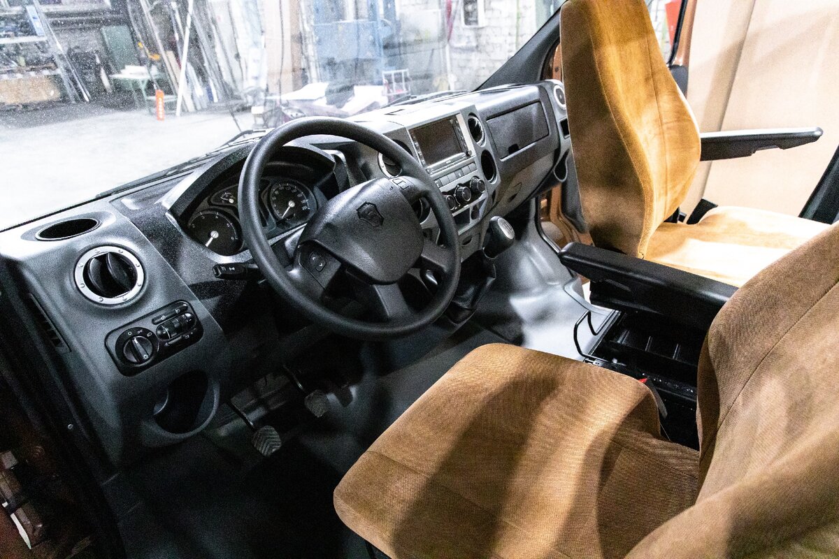 Водительское сидение и стандартная панель ГАЗель без изменений