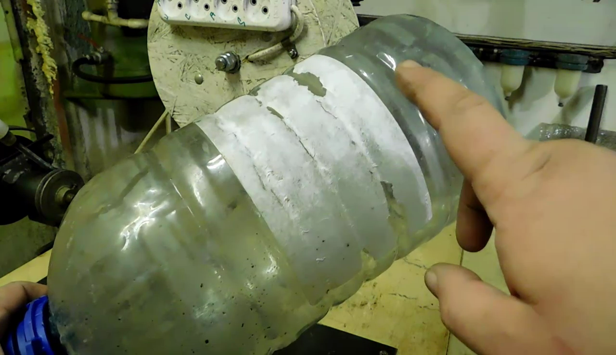 Первое что нам понадобится - это 5 литровый бутыль.