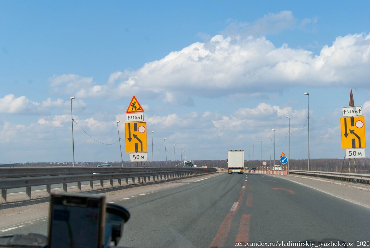 А вот на трассе машин, как видите, маловато