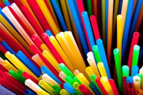  Самое большое количество соломинок во рту


