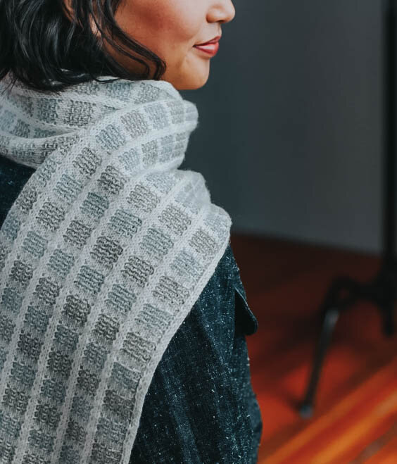 Серо-голубой клетчатый женский шарф от дизайнера Gudrun Johnston