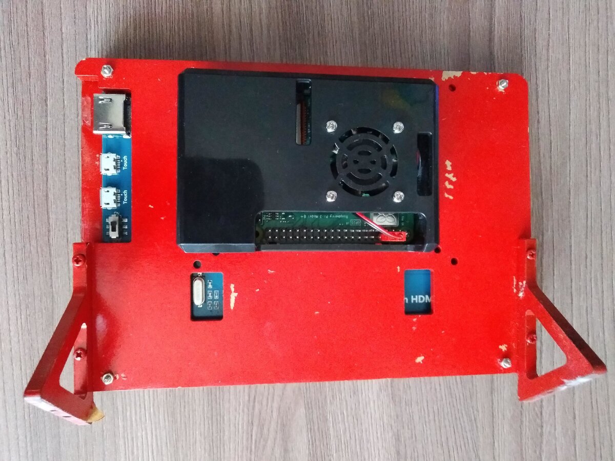 Миникомпьютер Raspberry Pi 3 вид сзади